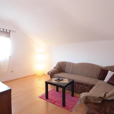 2 Bedroom Beautiful In アパート ロヴィニ