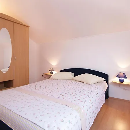 2 Bedroom Beautiful In アパート ロヴィニ