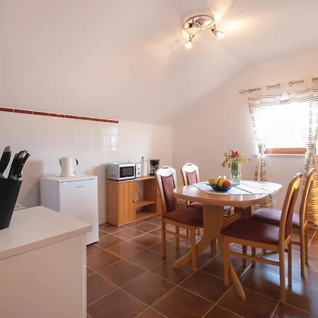 アパート 2 Bedroom Beautiful In ロヴィニ